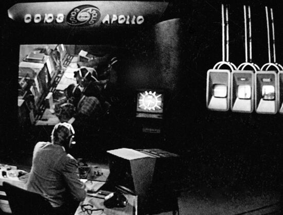 Reporting on the flight of the Apollo and Soyuz spacecraft