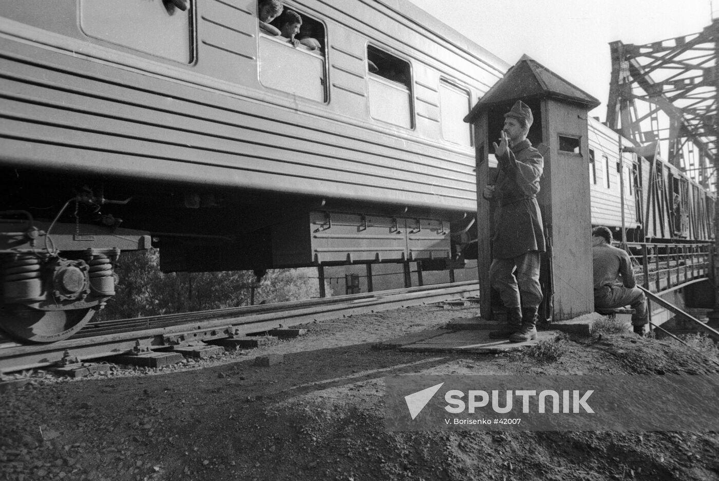 BRIDGE SOVIET-HUNGARIAN BORDER BORDER GUARD