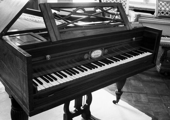 GRAND PIANO 