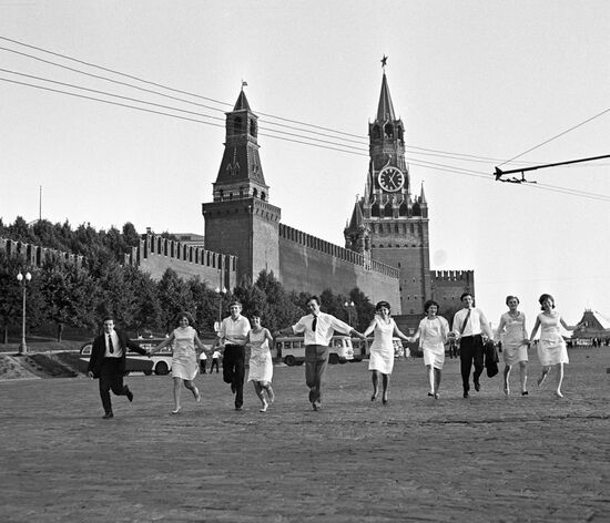 SCHOOL LEAVERS RED SQUARE
