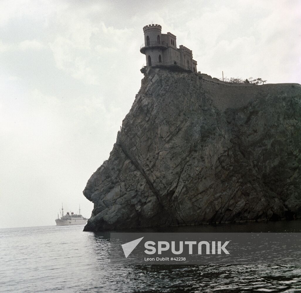 LASTOCHKINO GNEZDO (THE SWALLOW'S NEST)