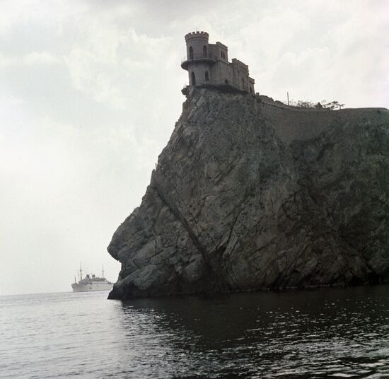 LASTOCHKINO GNEZDO (THE SWALLOW'S NEST)