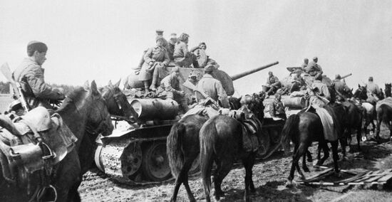 COLUMN SOVIET TROOPS MAY 1945