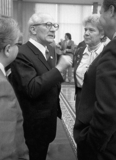 HONECKER PARTIES MOVEMENTS