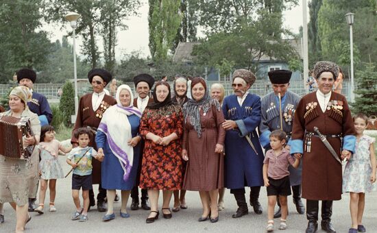 VETERANS' CHOIR GRANDCHILDREN