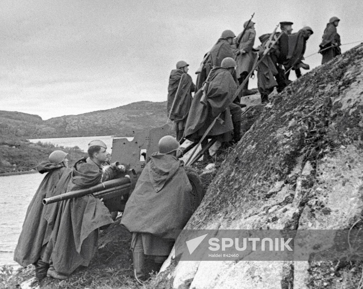 WWII SOVIET SOLDIERS CHANGE-OVER FIRING POSITION