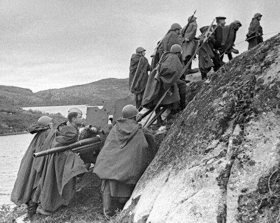 WWII SOVIET SOLDIERS CHANGE-OVER FIRING POSITION