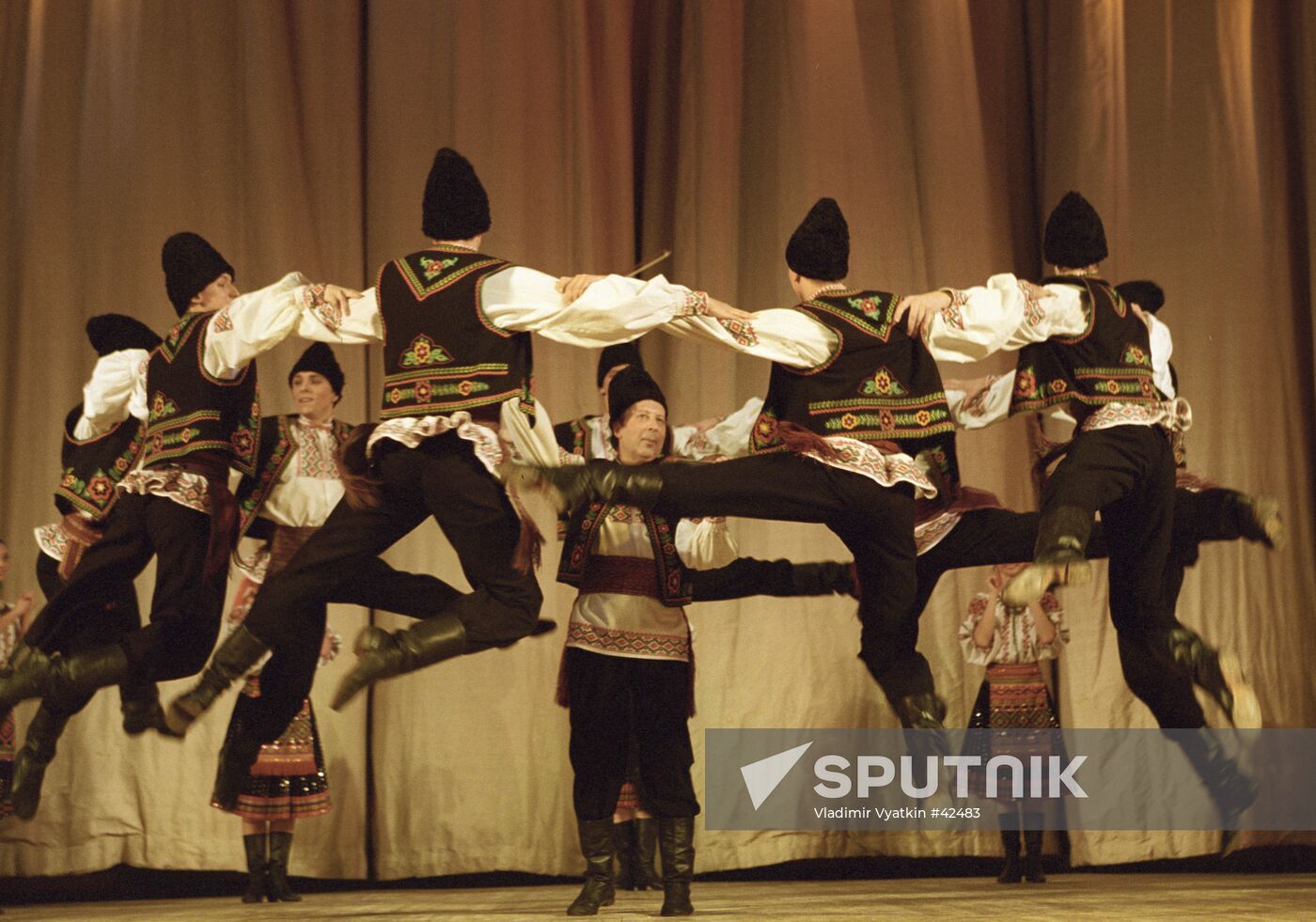 MOLDAVIAN DANCE ENSEMBLE FOLK DANCE MOISEYEV 