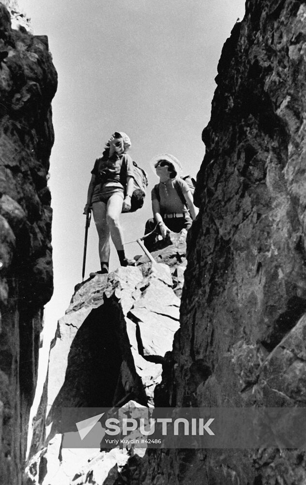 MOUNTAIN CLIMBERS CLIFFS