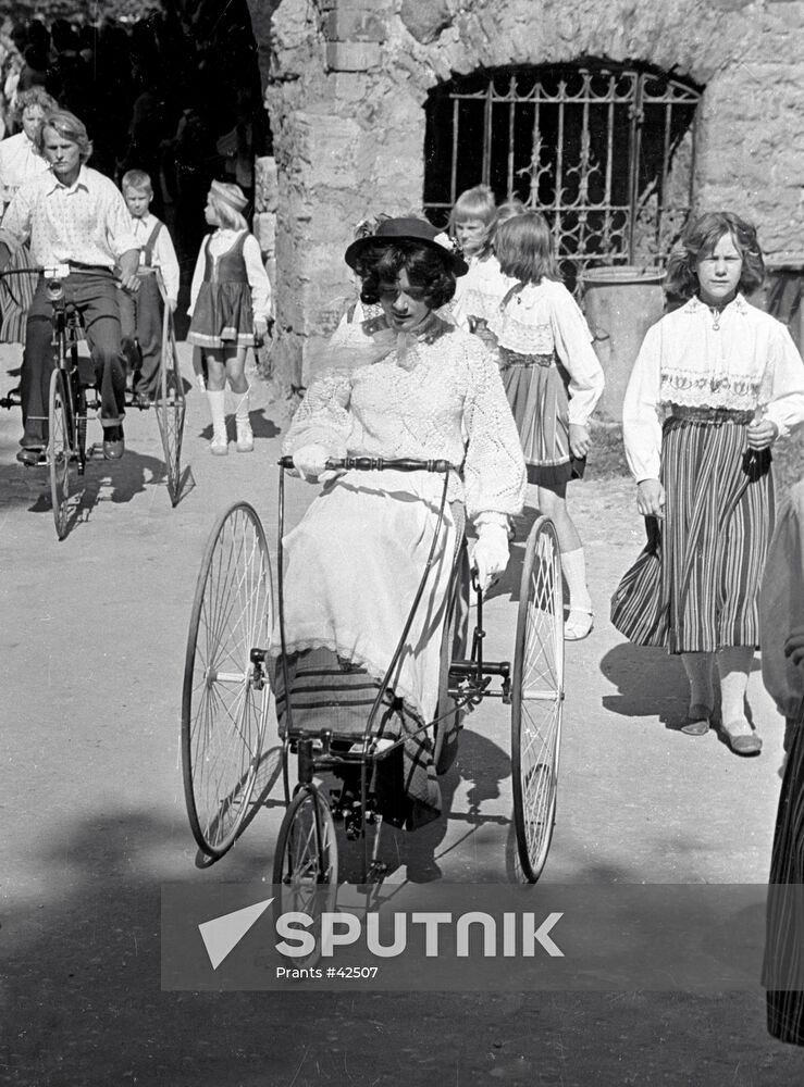 LADIES' BICYCLE "WHITE LADY" RALLY