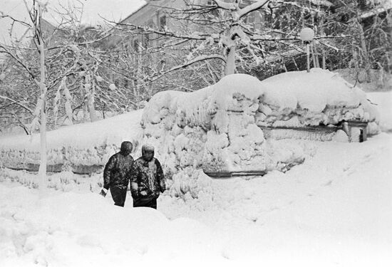 PASSERS-BY STREET SNOW BANKS