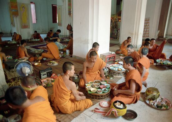 DINNER LAOS BUDDHIST MONASTERY