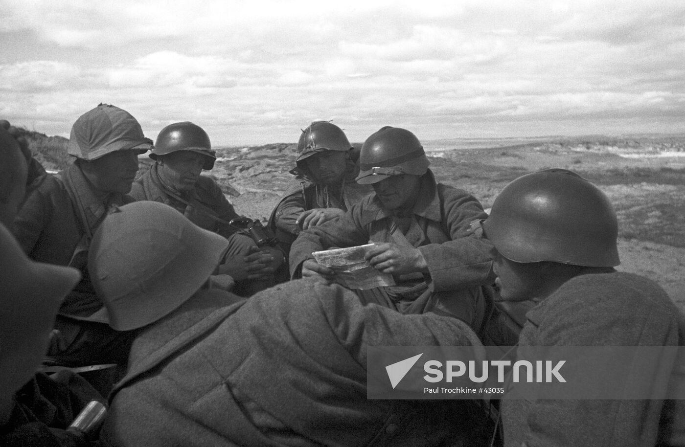 KHALKHIN GOL NEWS SHEET SOLDIERS READING