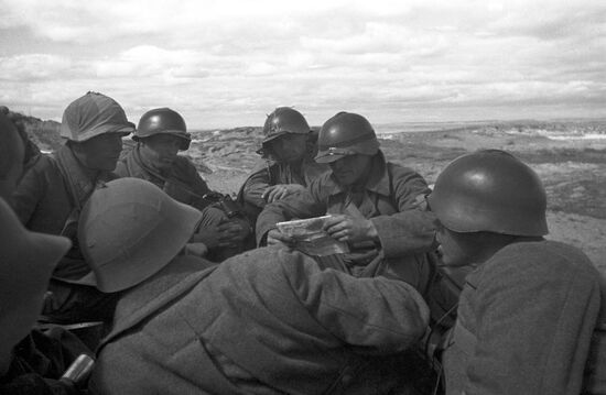 KHALKHIN GOL NEWS SHEET SOLDIERS READING