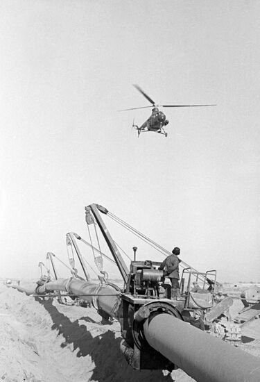 PIPE LAYING HELICOPTER GAS PIPELINE 