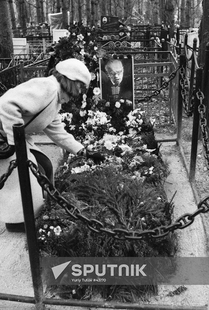 SAKHAROV GRAVE FLOWERS