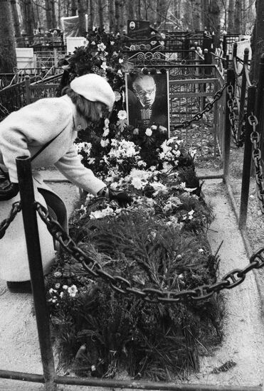 SAKHAROV GRAVE FLOWERS 
