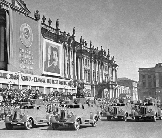 ARMORED VEHICLE PARADE