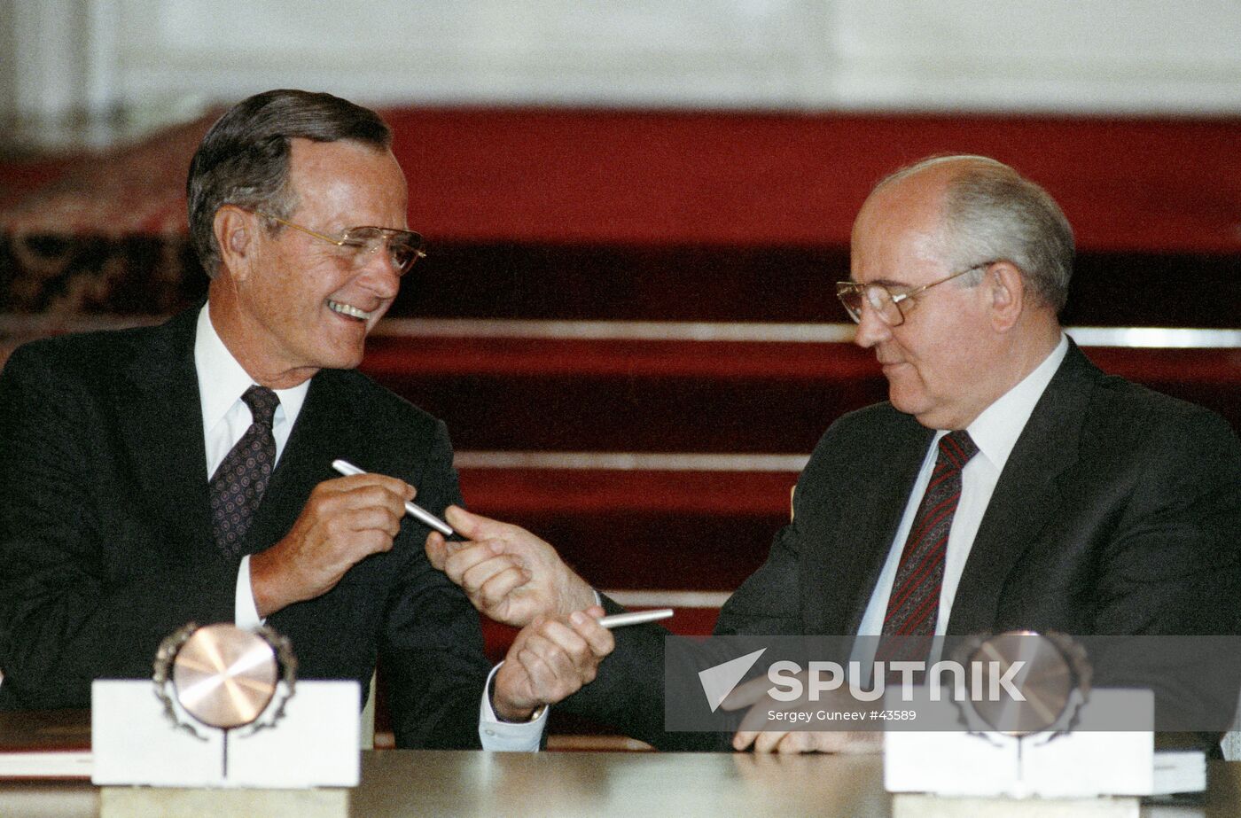 BUSH GORBACHEV SIGNING TREATY