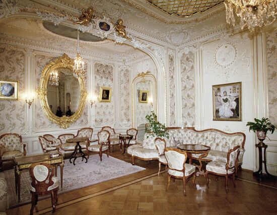 INTERIOR HALL