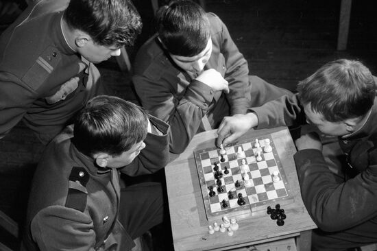 SOLDIERS GAME CHESS TAMAN DIVISION