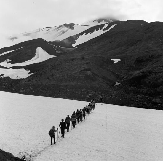 MOUNTAINEERS CLIMBING AVACHINSKAYA SOPKA