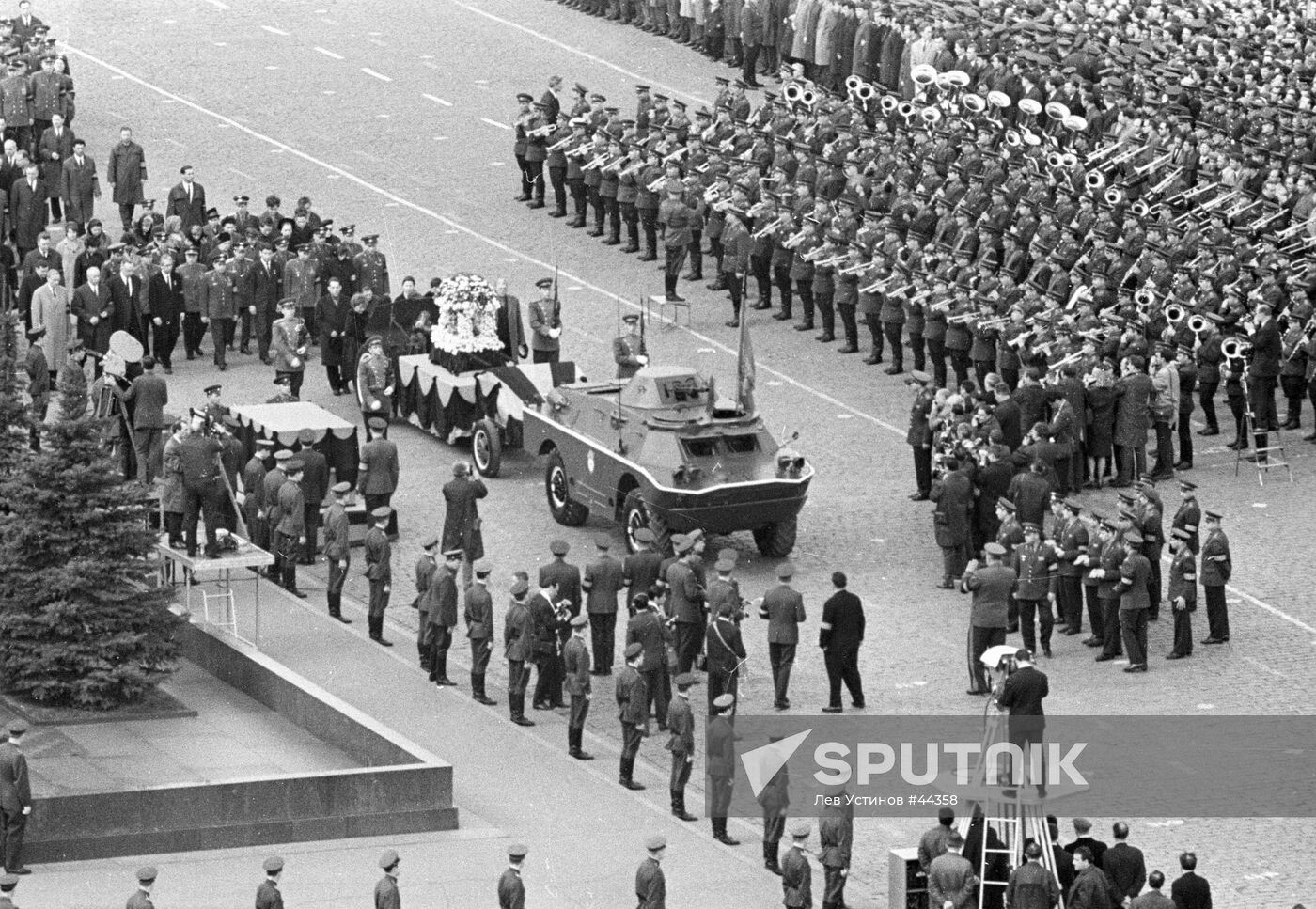 FUNERALS FOR KOMAROV RED SQUARE