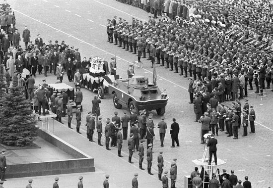 FUNERALS FOR KOMAROV RED SQUARE