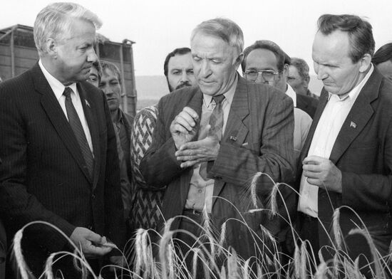 YELTSIN MANAGERS COLLECTIVE FARM CONVERSATION