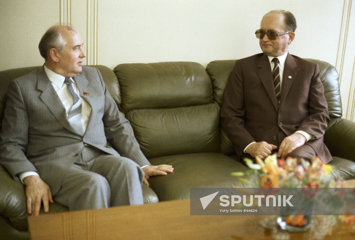 GORBACHEV JARUSELSKI