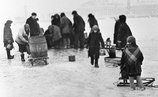 Leningrad Blockade Residents Ice-Hole Water Great Patriotic War
