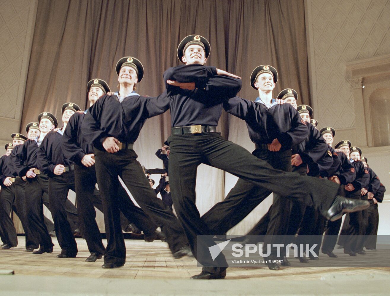 ENSEMBLE MOISEYEV PERFORMANCE SAILORS 