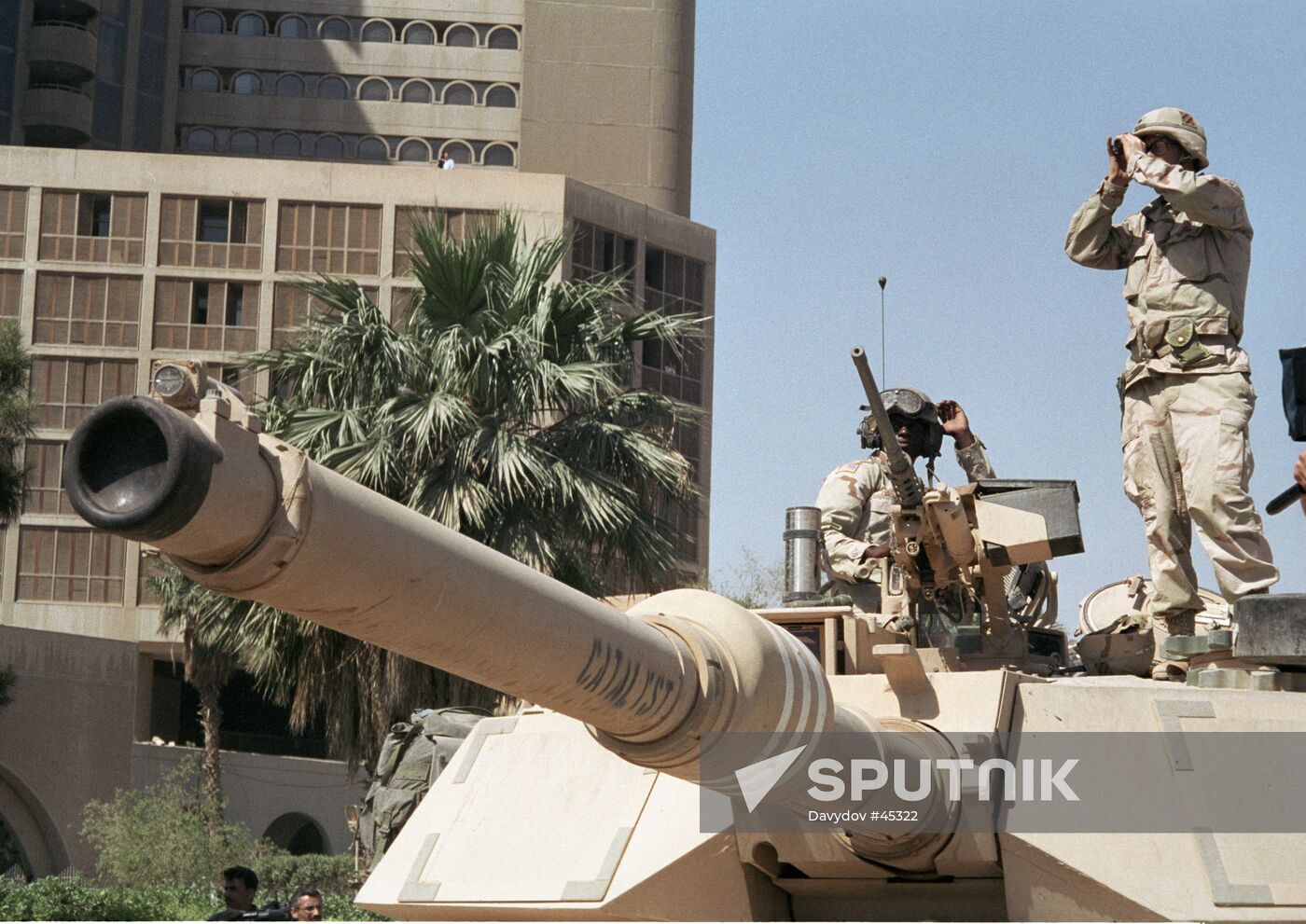 TANK AMERICAN SOLDIERS