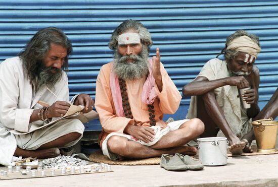 PASHUPATINATH TEMPLE WORSHIPERS