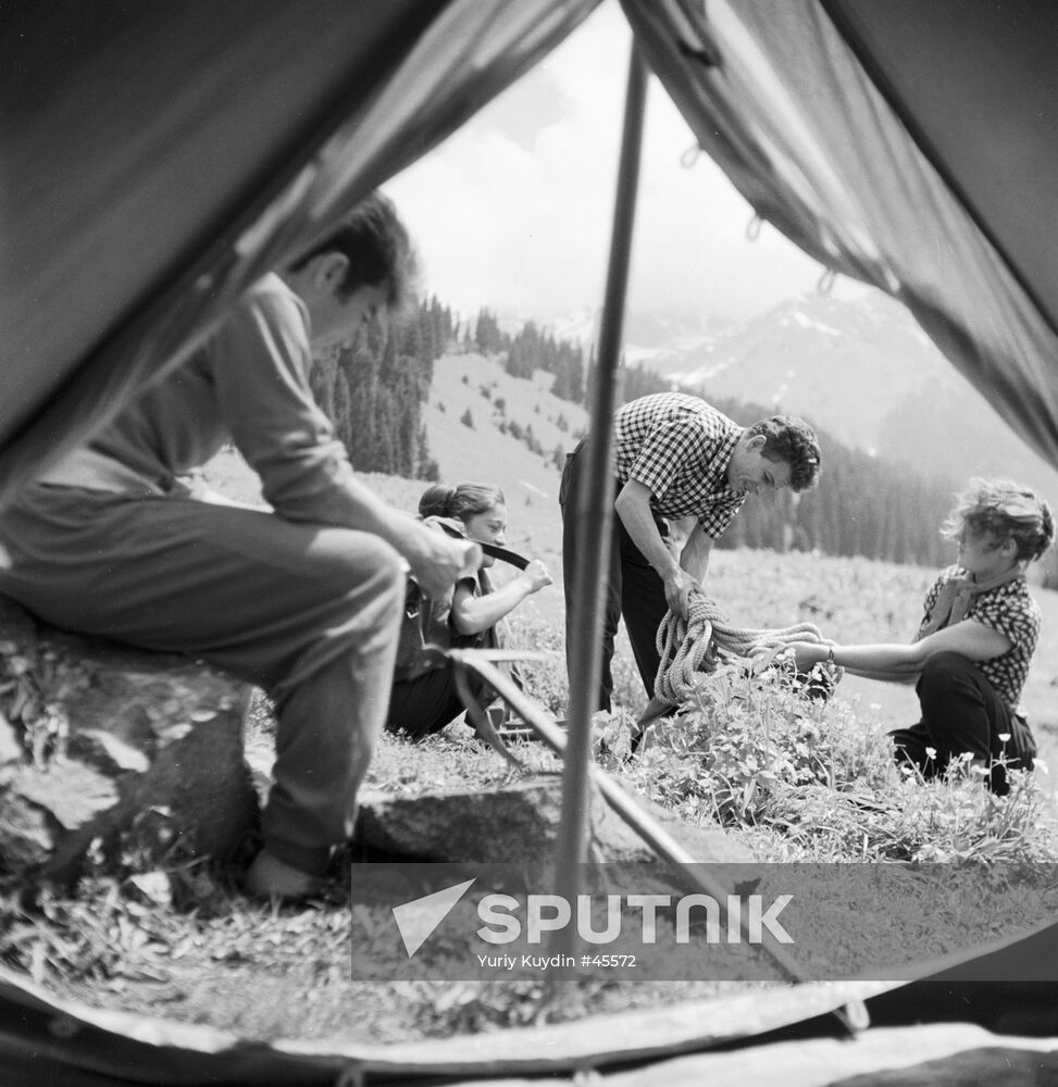 MOUNTAIN CLIMBERS TENT REST