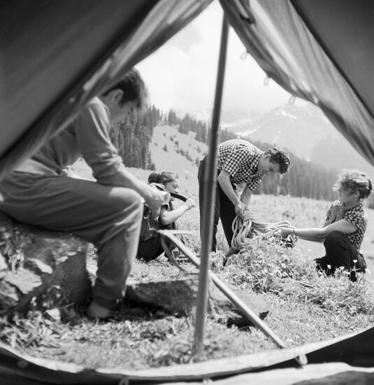 MOUNTAIN CLIMBERS TENT REST