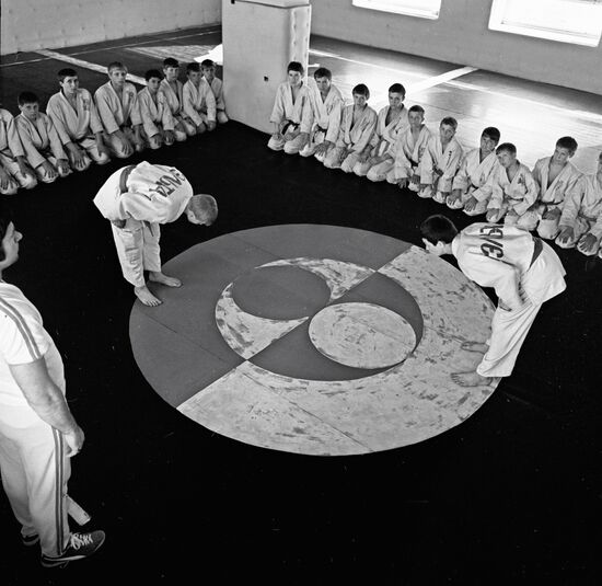SAMBO SCHOOL PUPILS BOW