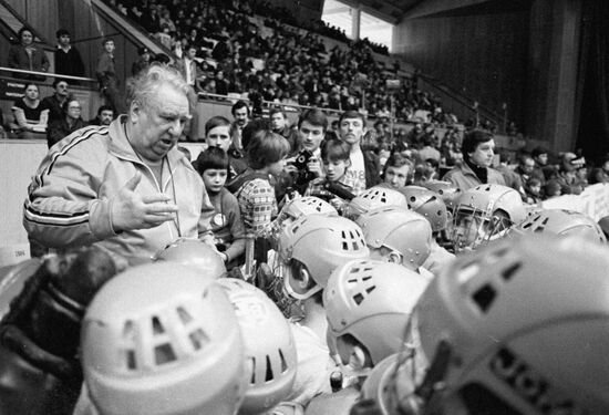 TARASOV YOUNG ICE HOCKEY PLAYERS TRAINING