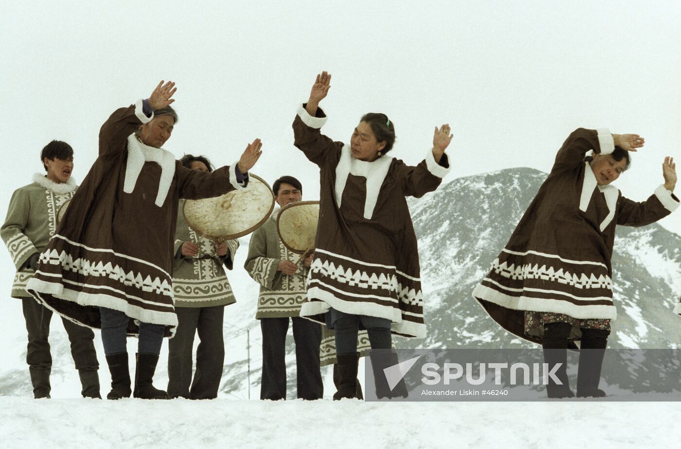 ESKIMOS DANCE