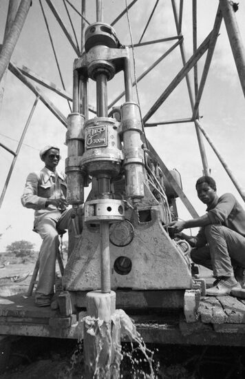 DRILLING UNIT ZIF-300 M WORKERS