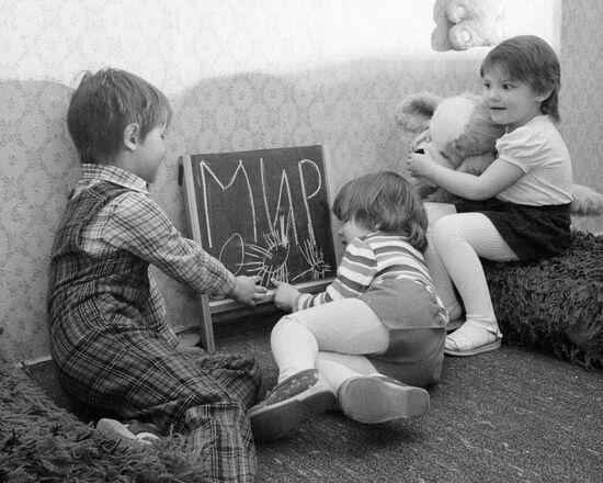 CHILDREN CHALK BOARD DRAWING