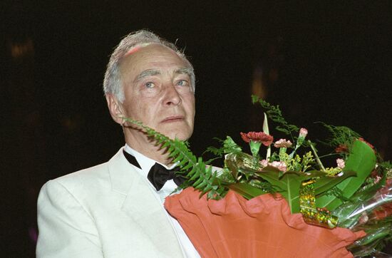 VYACHESLAV TIKHONOV KINOTAVR FESTIVAL FLOWERS