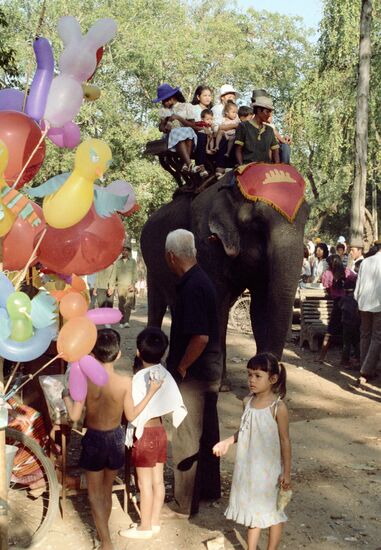 PHNOM PENH CHILDREN ELEPHANT