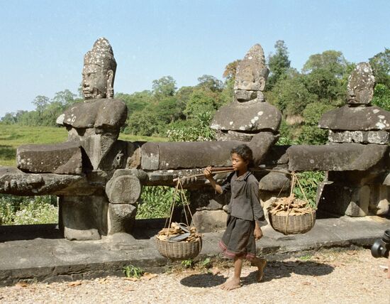 ARGKORTKHOM GIRL BURDEN ANCIENT SCULPTURES 