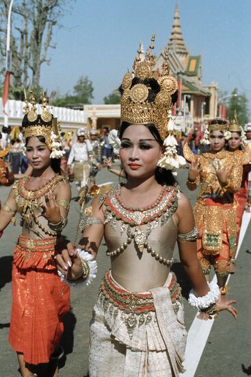 GIRLS COSTUMES PROCESSION FESTIVAL 