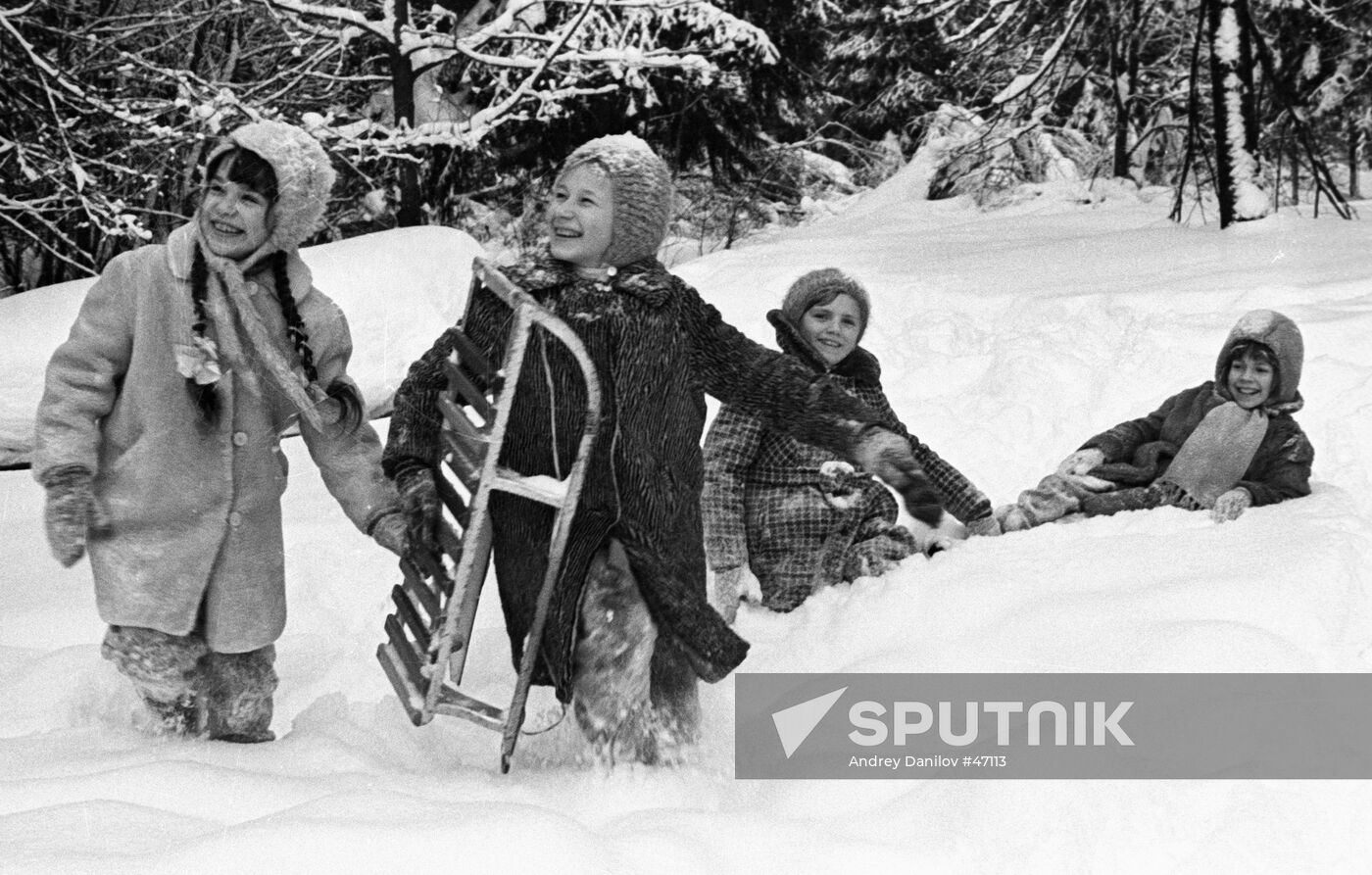 CHILDREN SNOW SLEDGE PLAYING