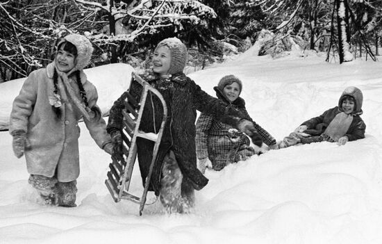 CHILDREN SNOW SLEDGE PLAYING