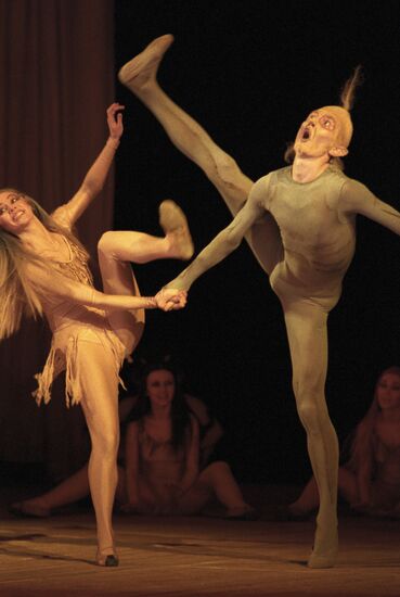DANCERS STAGE