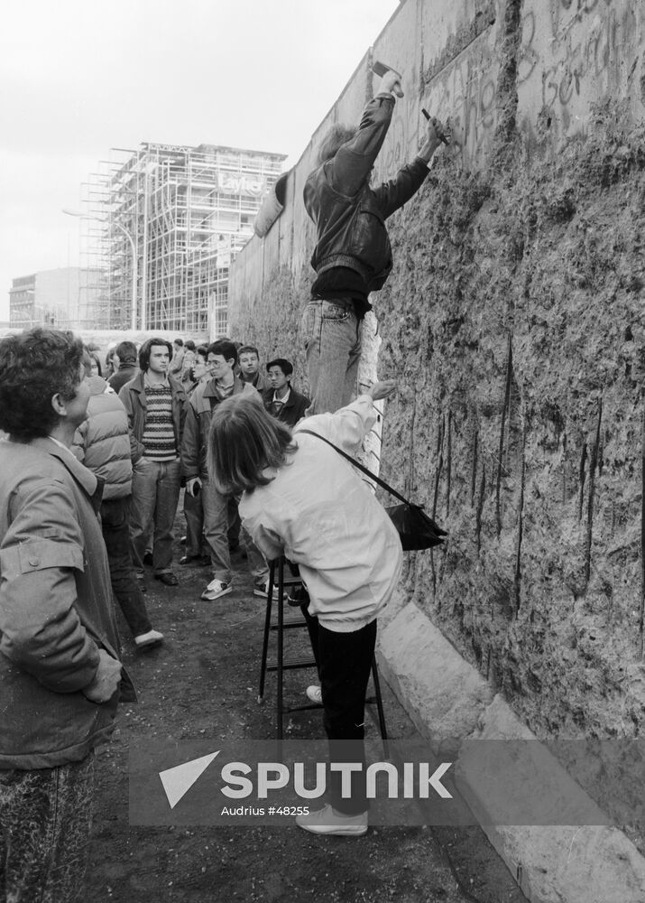 BERLIN RESIDENT WALL SOUVENIR