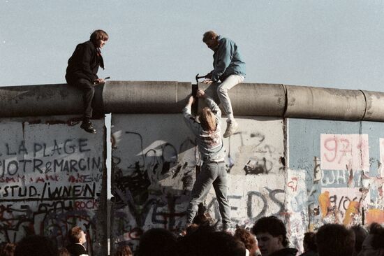 BERLIN WALL RESIDENTS DISMANTLING